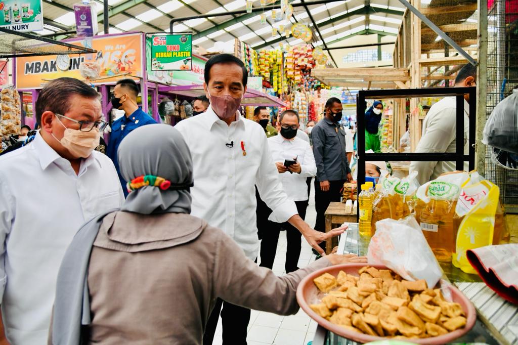 Presiden Jokowi Mengecek Ketersediaan Bahan Pokok Di Sejumlah Pasar Tradisional