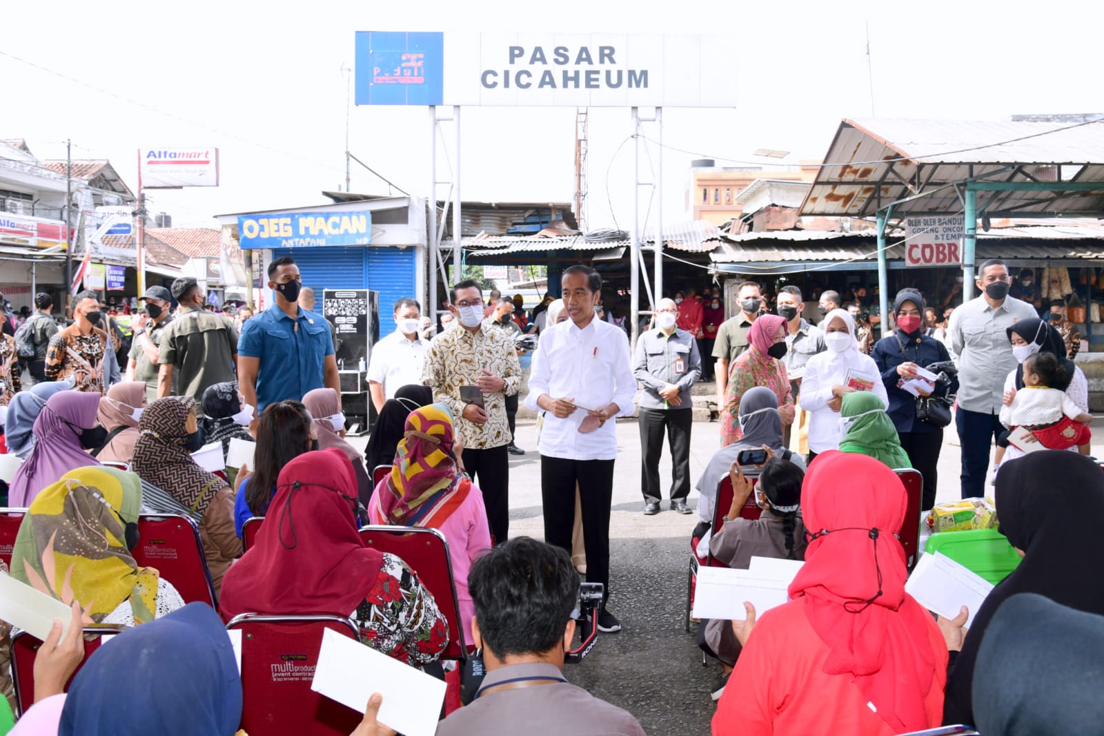 Presiden Jokowi dan Ibu Iriana Mengunjungi Pasar Cicaheum, Bandung