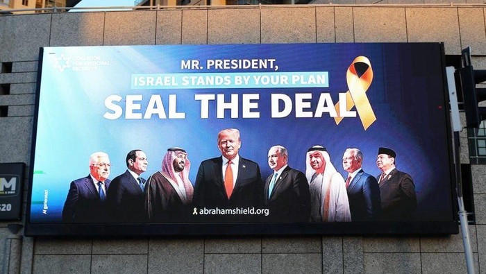 foto-presiden-ri-prabowo-subianto-bersama-presiden-as-donald-trump-dan-pemimpin-negara-arab-lainnya-di-baliho-abraham-shield-i-1759200111696_169